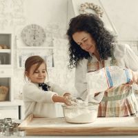 Criança e mãe cozinhando