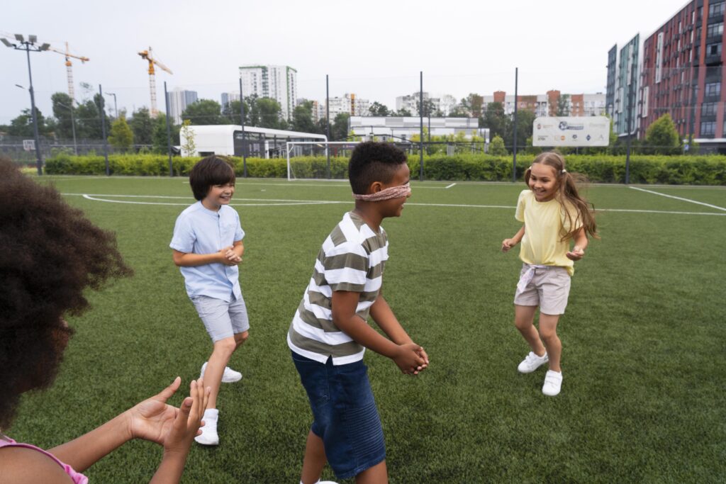 crianças brincando nas férias escolares ao ar livre