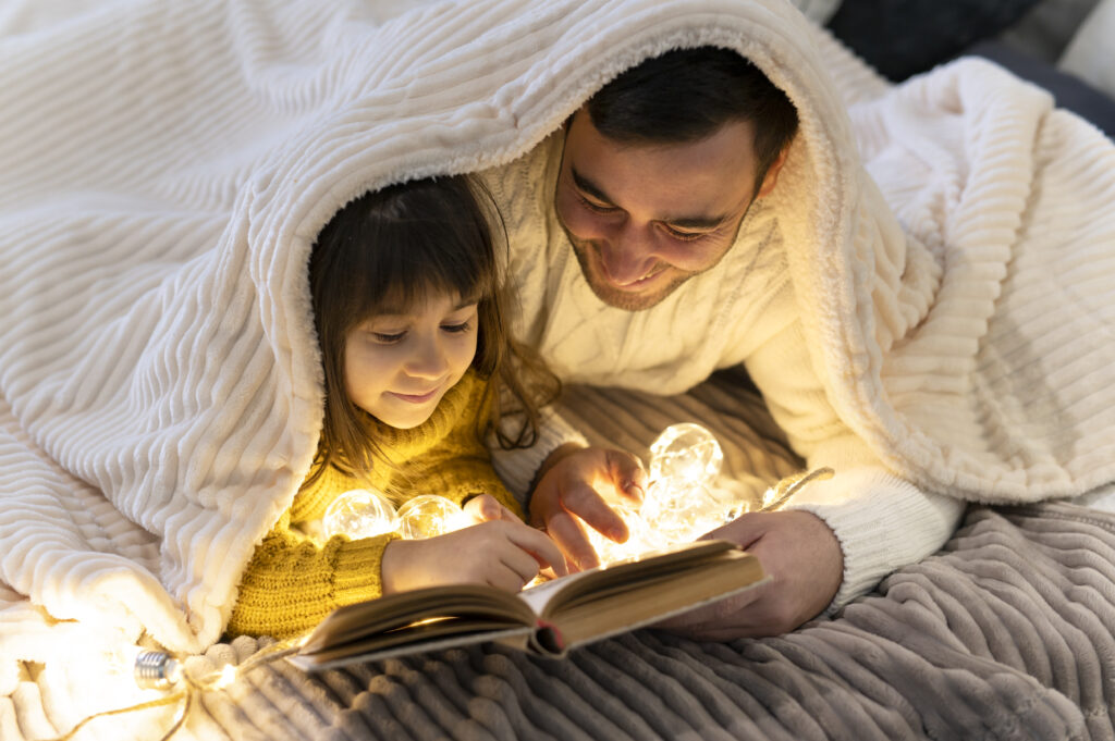 criança lendo livro com seu pai nas férias escolares