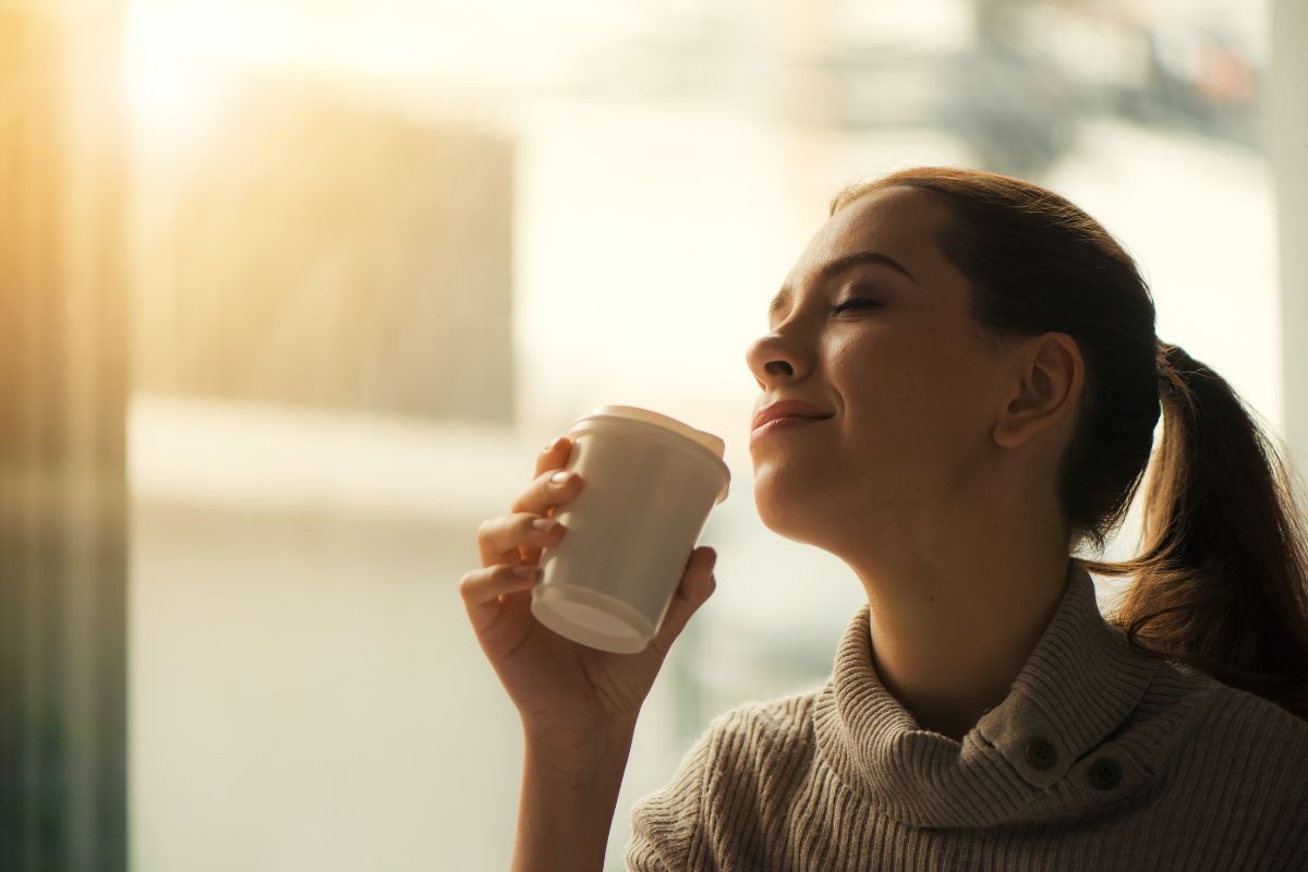 mulher tomando um copa de cafe,