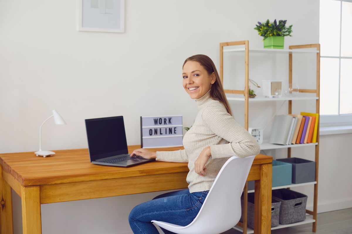 Mães Empreendedoras no Digital, mulher sentada com notebook