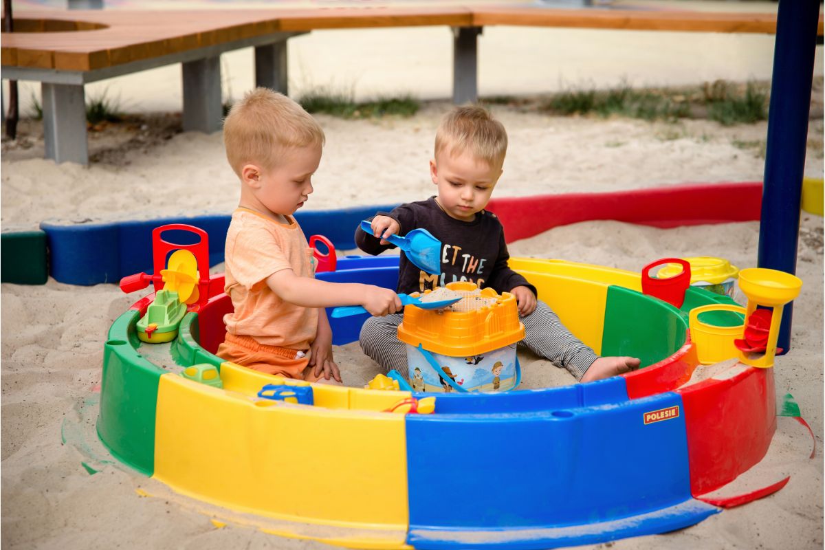 criança brincando no parque com areia. brincar no desenvolvimento infantil