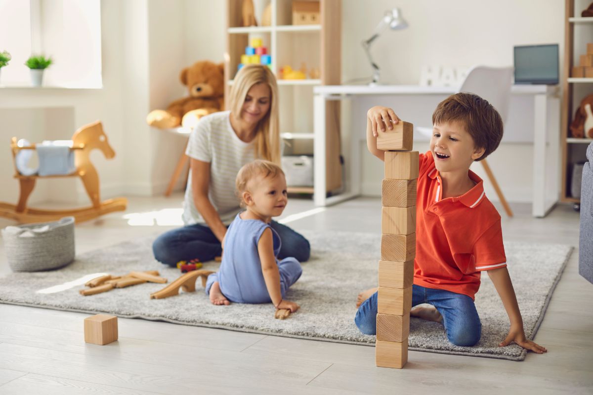 mãe e filhos brincando com blocos de madeira, tempo de qualidade com os filhos